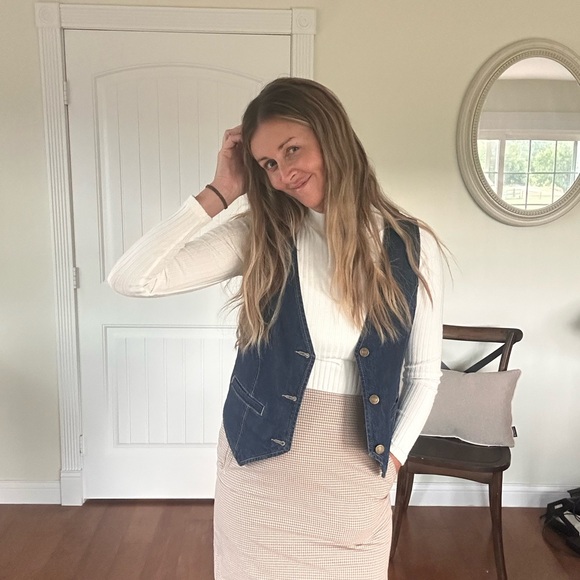 Elegant Tan Checkered Pencil Skirt - Picture 6 of 6